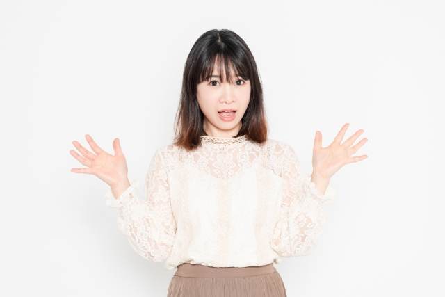 驚く女性